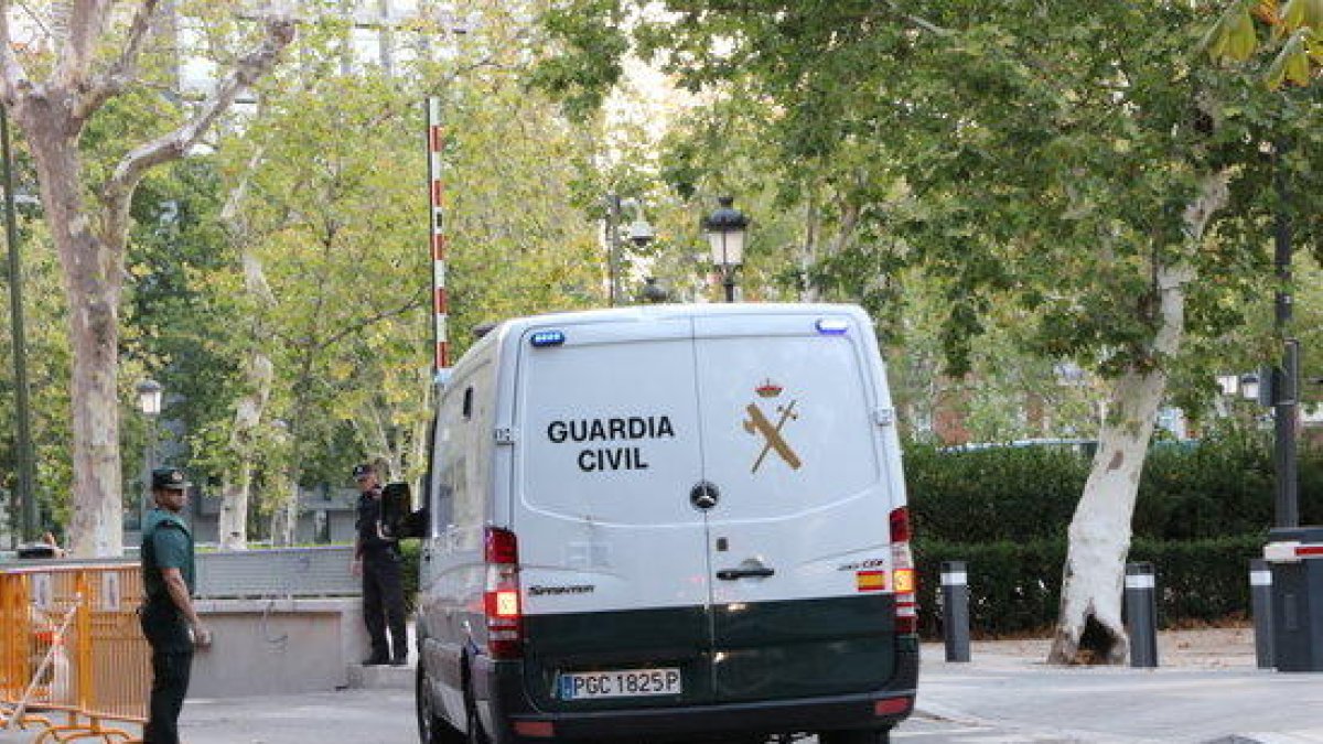 Els furgons policials traslladen els detinguts pels atemptats de Barcelona i Cambrils a l'Audiència Nacional.