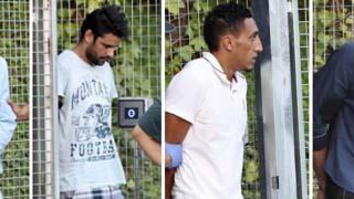 Els quatre detinguts en relació amb els atemptats terroristes comesos el passat dijous a Barcelona i Cambrils: Mohamed Houli Chemlal, Mohammed Alla, Dris Oukabir y Salah El Karibes (d'esquerra a dreta), en el seu trasllat a l'Audiència Nacional des de Tres Cantos.
