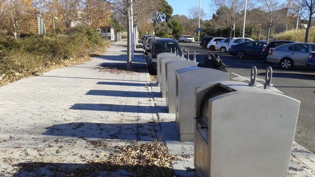 Contenedores soterrados para estrenar en la calle Josep Maria Alomà, próxima al Hospital Juan XXIII.