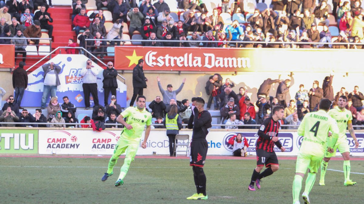 L'atacant uruguaià del CF Reus, Jorge Díaz, es lamenta de l'ocasió desaprofitada davant l'Almeria.