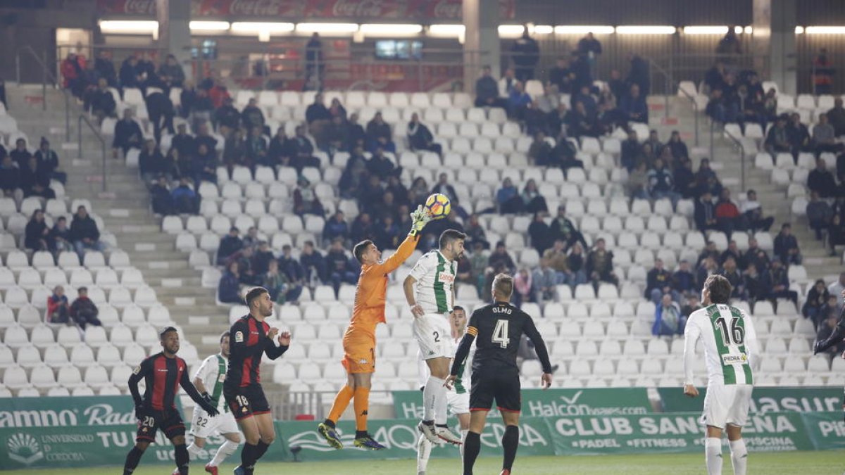 Badia atrapa una centrada molt tova. El porter roig-i-negre no va poder fer res per evitar els cinc gols del conjunt andalús, molt encertat de cara a porteria.