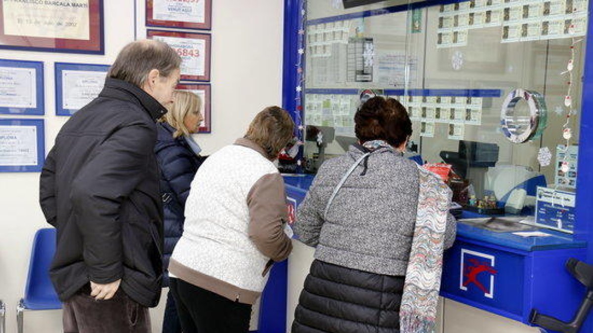 Imagen de archivo de personas comprando lotería de Navidad.