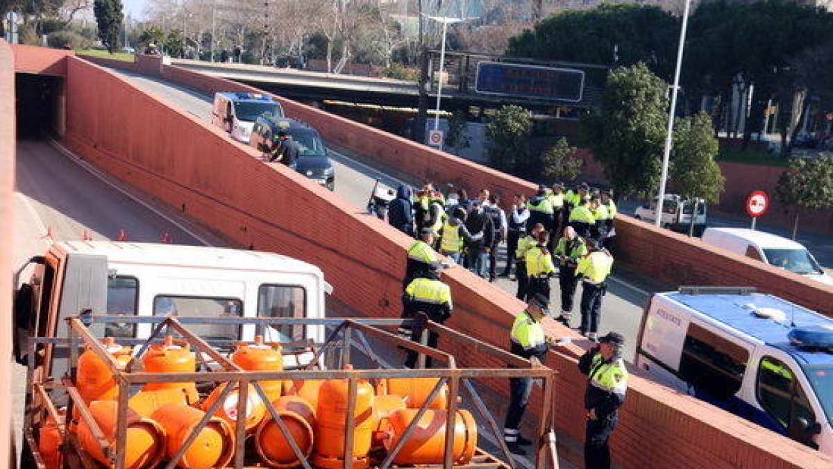 Pla general del camió amb butà aturat a la Ronda Litoral de Barcelona, el 21 de febrer del 2017.