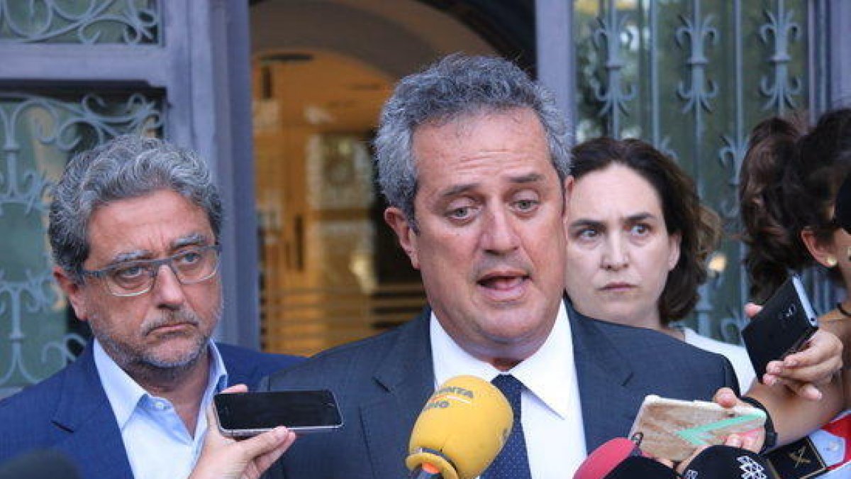 El conseller d'Interior, Joaquim Forn, amb el delegat del govern espanyol, Enric Millo, i l'alcaldessa de Barcelona, Ada Colau, a la seu de la conselleria, per informar de l'atropellament massiu a Barcelona.