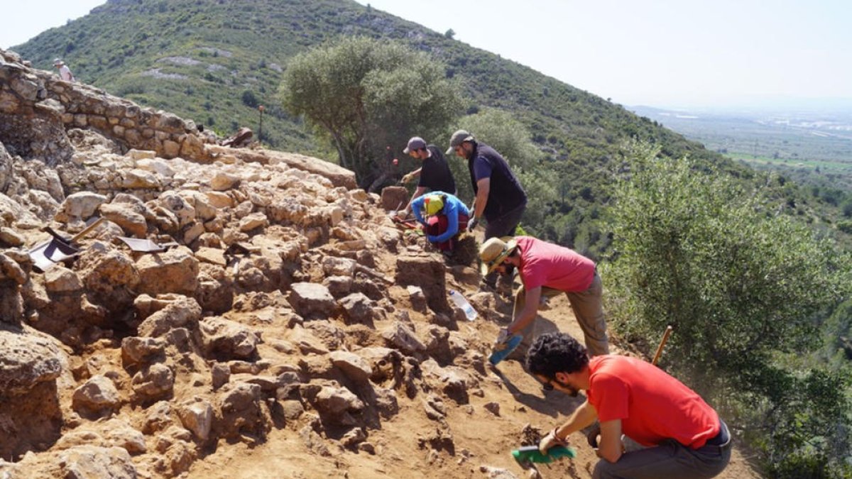 Pla obert de l'equip treballant en la novena excavació al mur de tancament. Imatge publicada el 24/04/2017