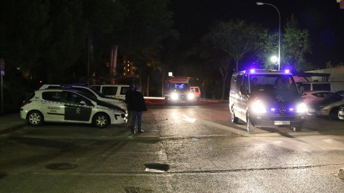 Els vehicles policials i l'ambulància, accedint a la comandància de Tres Cantos, on els detinguts han passat la nit.