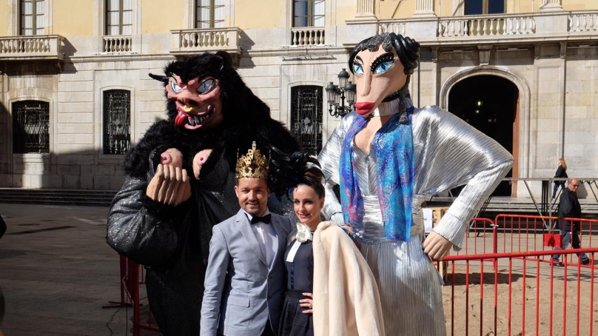 Imagen de la presentación de la bota, con el Rey y la Concubina y los Muñecos en el centro de la fotografía.