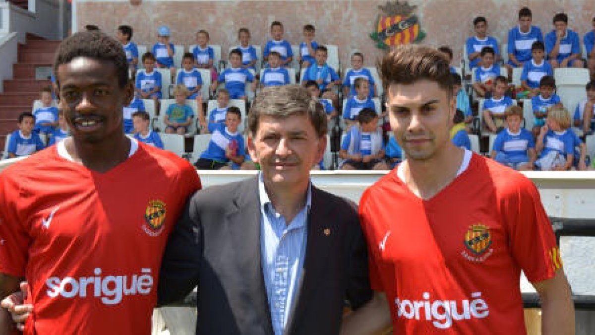 Mousa, a l'esquerra, acompanyat de Josep Maria Andreu, al centre, i de José Naranjo, durant la presentació dels dos futbolistes.