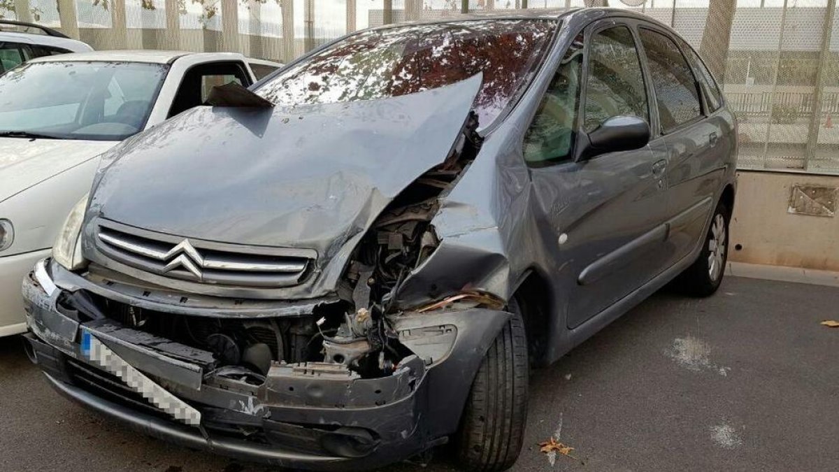 Estado en el cual ha quedado el coche robado en que conducía al detenido.