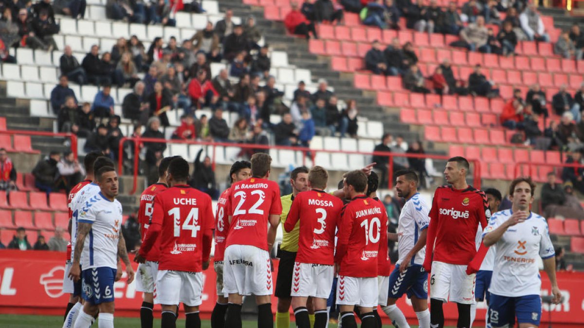 Els jugadors del Nàstic, protestant davant d'una decisió del col·legiat durant el duel contra el Tenerife.