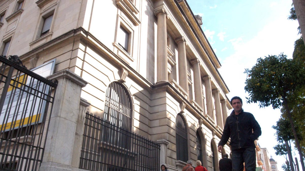 El año 2010, el edificio del Banco de España, situado en la Rambla Nova, pasó a manos municipales.