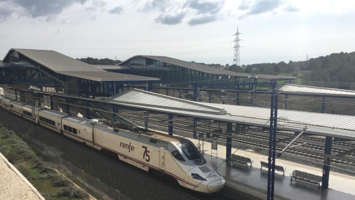 Un tren de alta velocidad llegando a la Estación del Camp de Tarragona.