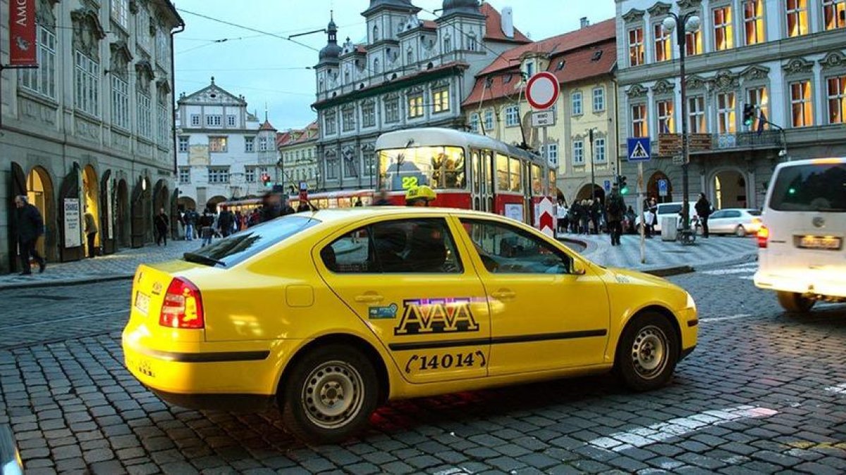 Imagen de un taxi de la ciudad de Praga.