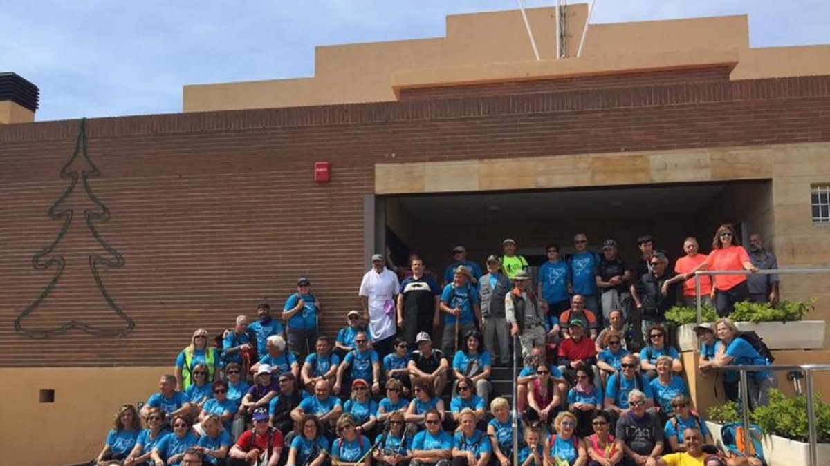 Foto de grupo de los participantes en la travesía a pie de Santes Creus a Creixell.