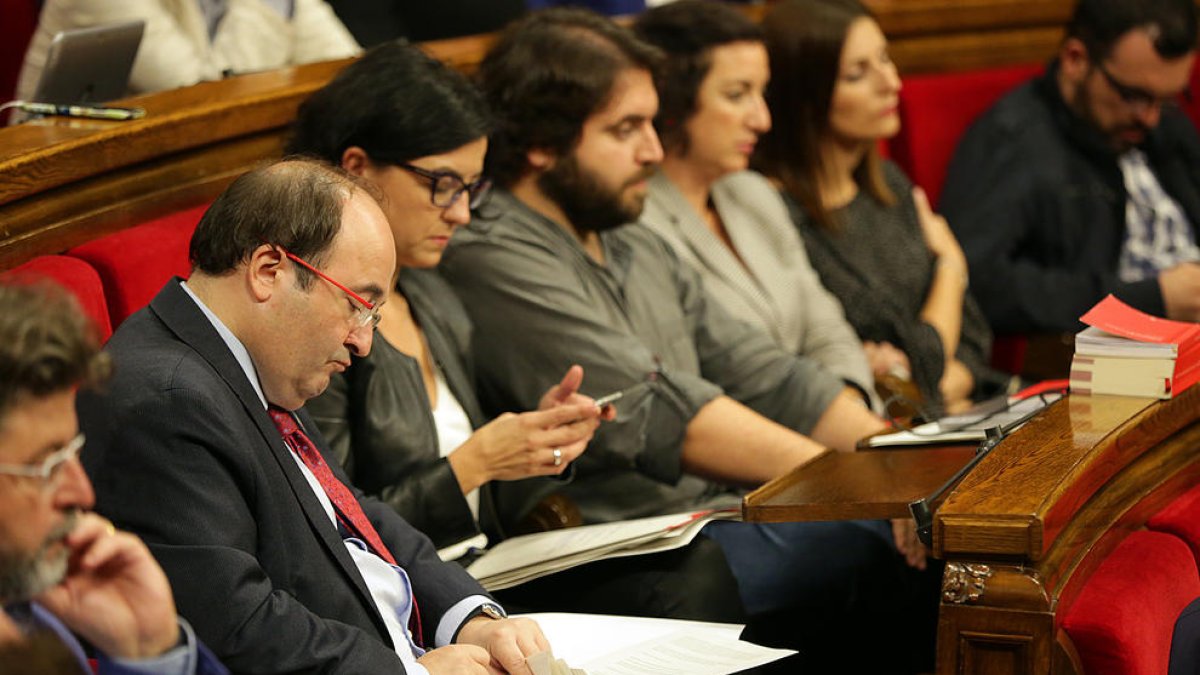 El primer secretario del PSC, Miquel Iceta, en su escaño del Parlament durante la comparecencia de Puigdemont.