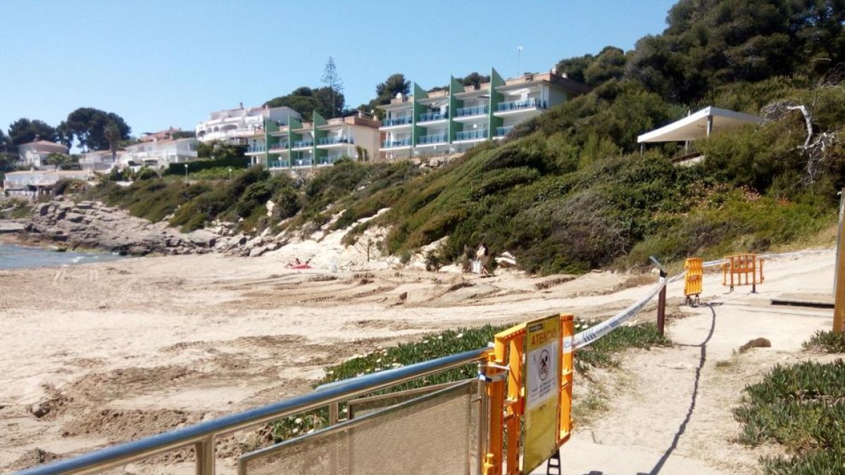 Una excavadora estava duent a terme treballs de regeneració de l'arena quan ha causat un desperfecte a la tuberia.