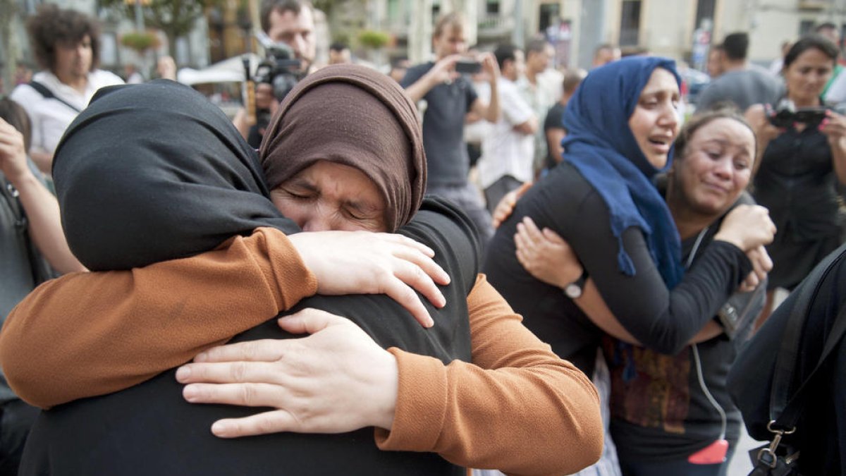 Familiares de los autores de los atentados, durante el minuto de silencio llevado a cabo en Ripoll el pasado viernes por la comunidad musulmana, donde se rechazaron los ataques.