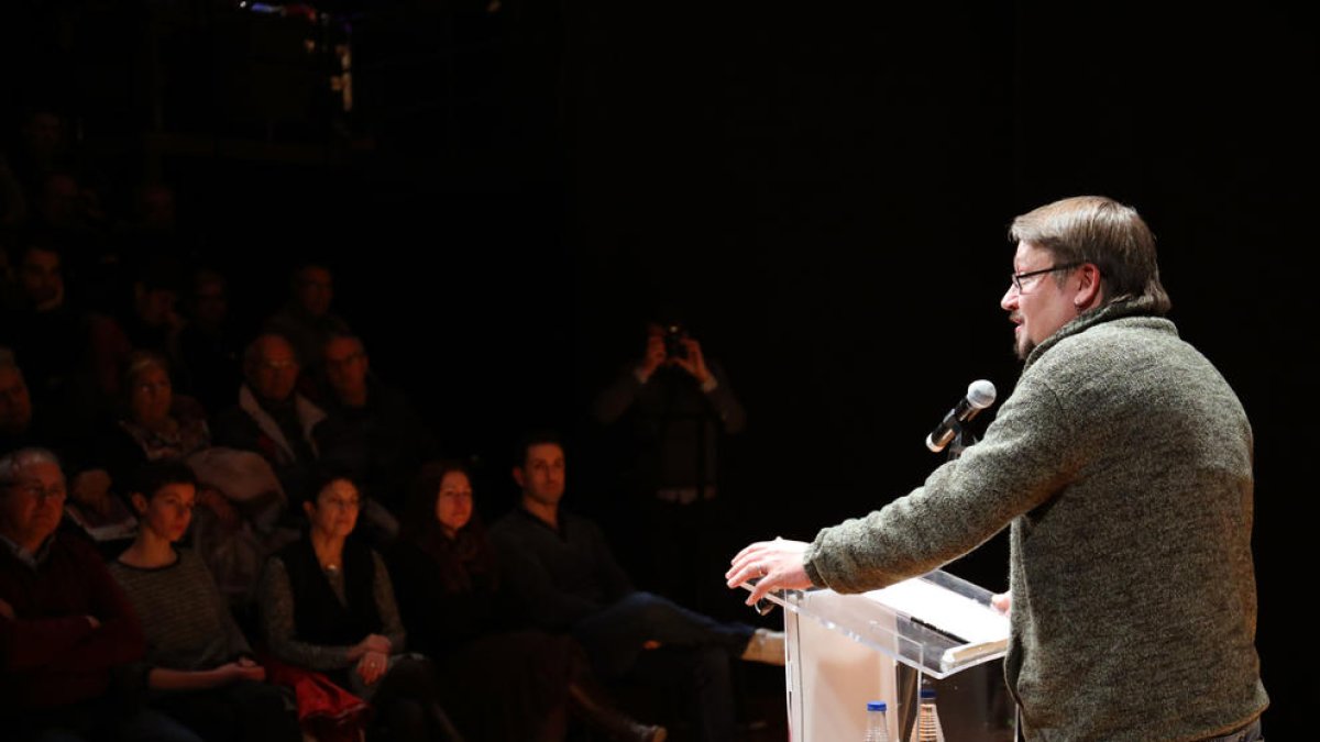 Xavier Domènech, ahir a la tarda durant la seva intervenció al Teatre El Magatzem.