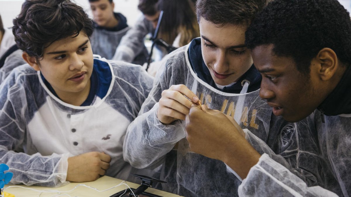 El programa consciencia als alumnes, a través d'activitats, de la necessitat de ser responsables en l'ús de recursos energètics.