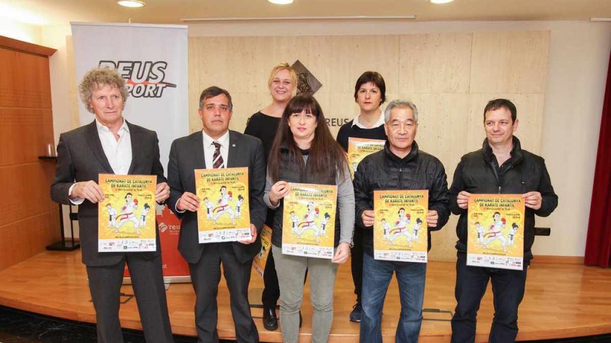 Fotografia de família de la presentació de l'esdeveniment, que ha tingut lloc aquest dimarts a l'Ajuntament de Reus.