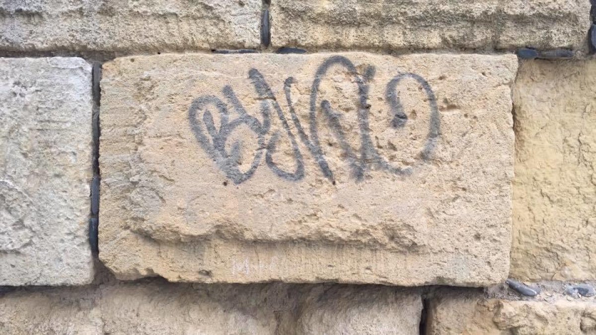 Imatge d'una de les pintades a la cantonada del baluard del passeig Torroja