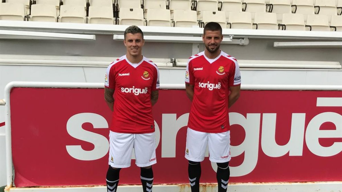 Abraham Minero y Xavi Molina, con la nueva camiseta.