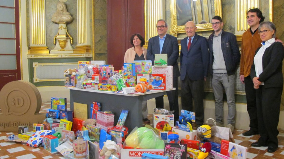 Imagen del acto de entrega de los juguetes recogidos.