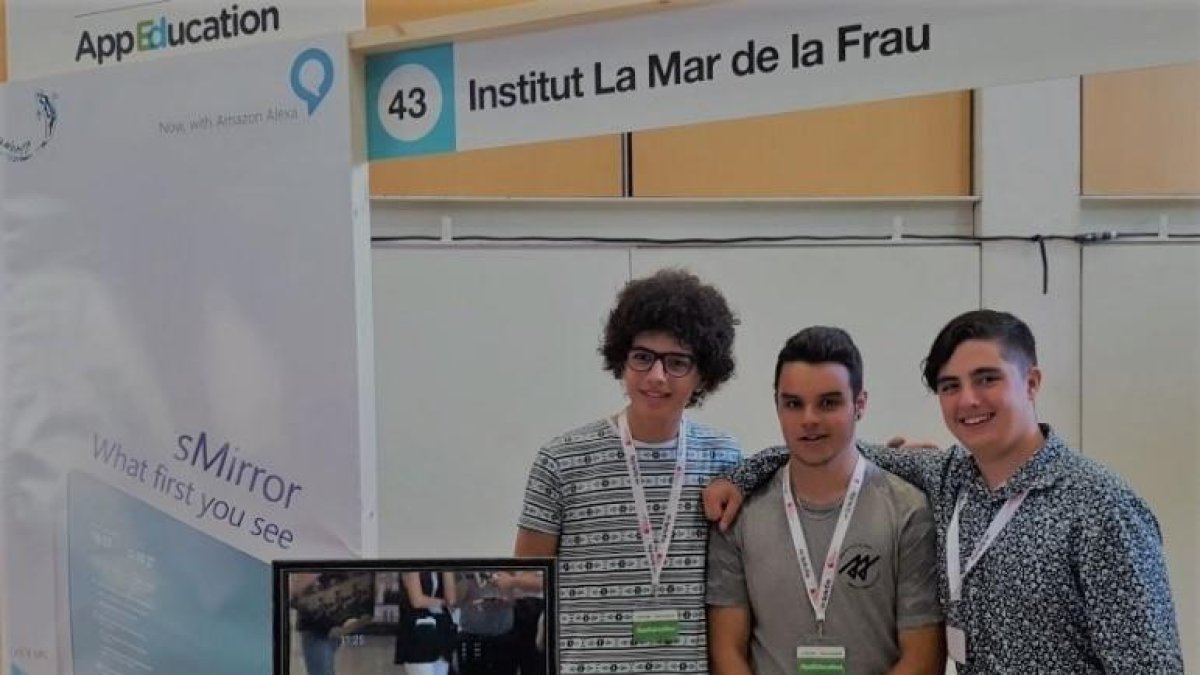 Marc Rodríguez, a la derecha, con el prototipo de espejo con que ha ganado el certamen.