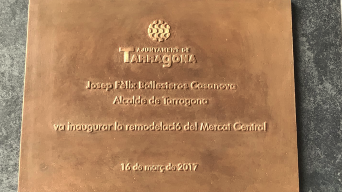 Imagen de la placa de inauguración del Mercat Central corregida.