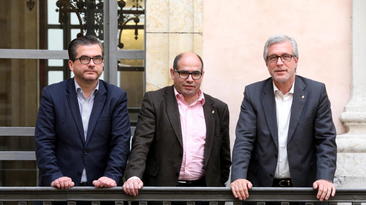 Josep Fèlix Ballesteros, Josep Maria Prats i José Luis Martín, al balcó del pati Jaume I.