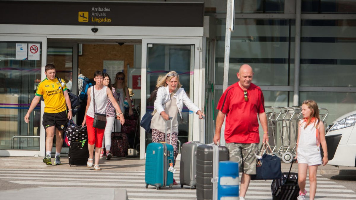 Una imatge d'arxiu de passatgers arribant a l'Aeroport de Reus.