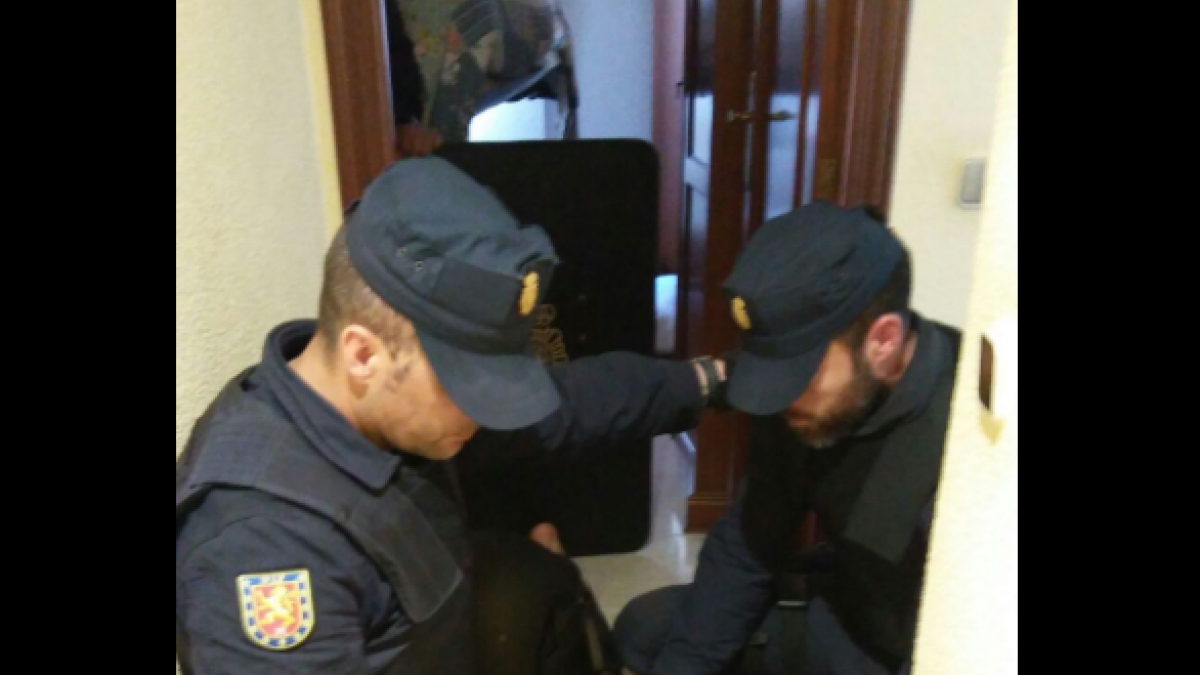 Finalment, la policia va aconseguir establir en quin habitatge es trobava i va entrar a l'interior del domicili.