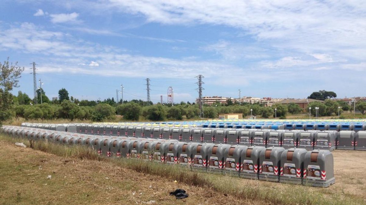 Imatge dels nous contenidors, 'aparcats' a la zona del vial del Cavet, esperant a ser col·locats als carrers de Salou.