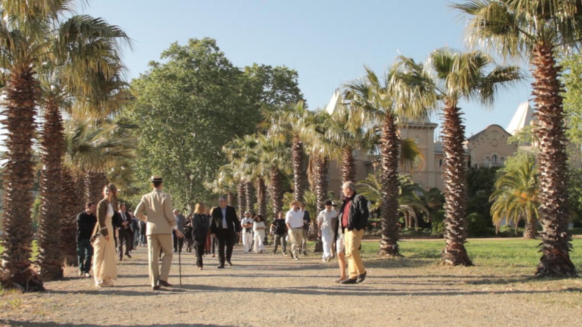 Els personatges històrics ensenyant, divendres, les instal·lacions als visitants.