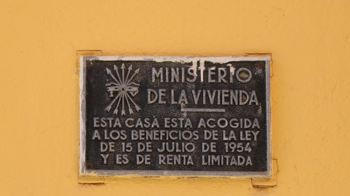 Primer pla d'una placa del Ministeri de l'Habitatge franquista en una façana del carrer Reding de Tarragona. Imatge del 22 de març del 2017