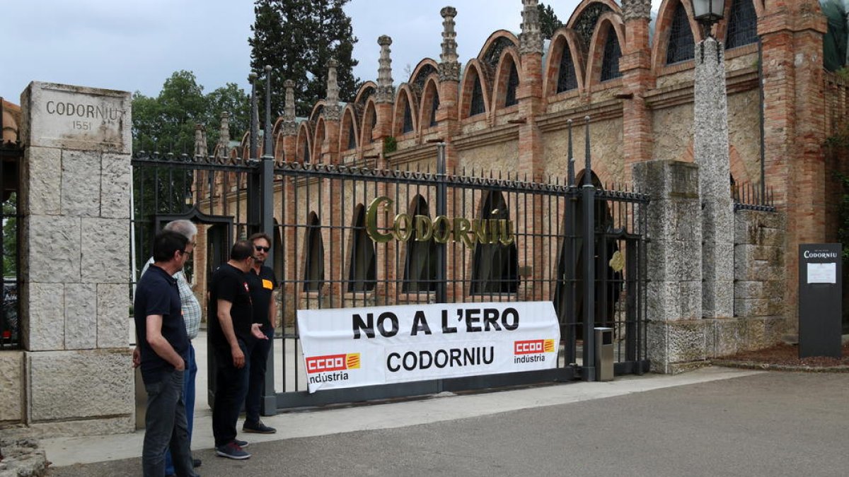 Imagen de archivo de una pancarta de rechazo al ERE en la entrada principal de las cavas Codorniu.