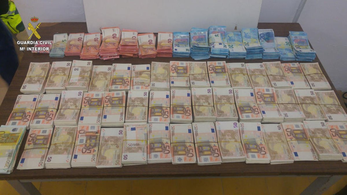 El conjunto del dinero localizado en el interior del vehículo.