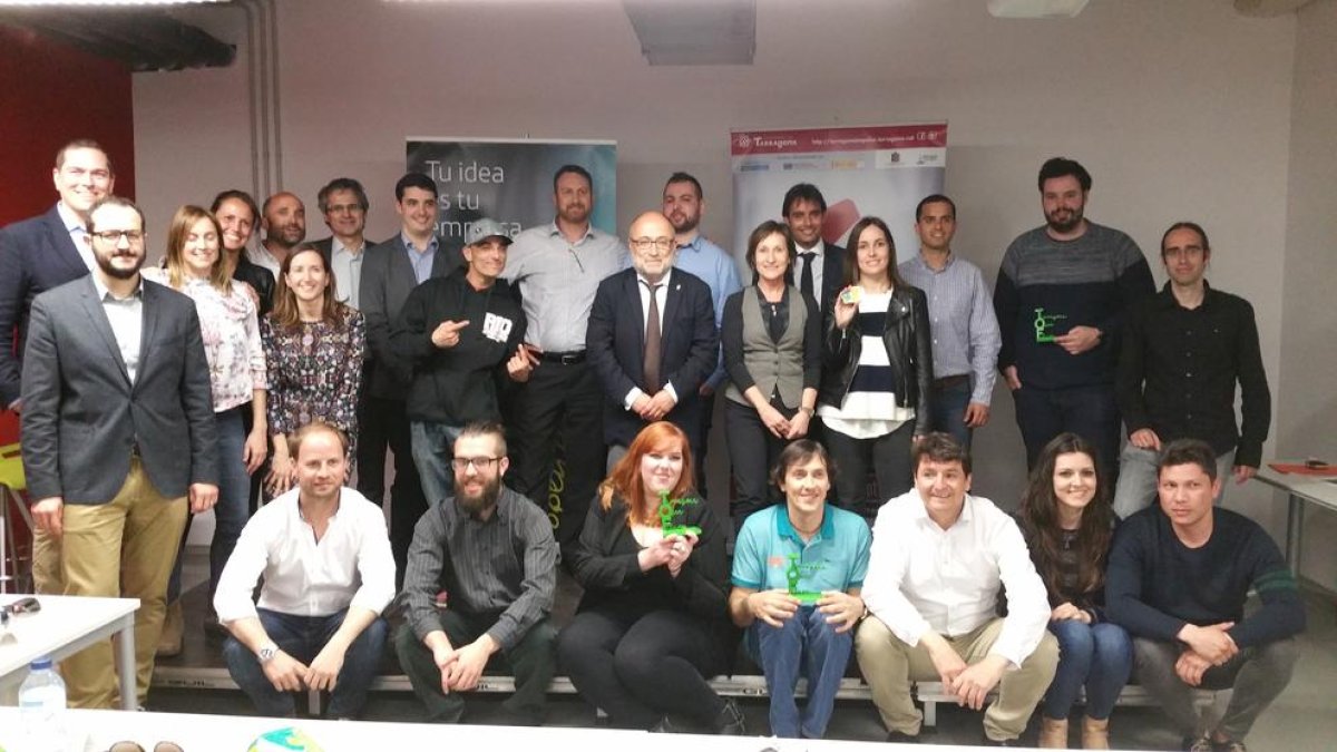Imatge de grup dels guanyadors de la 2a edició del programa Tarragona Open Future.