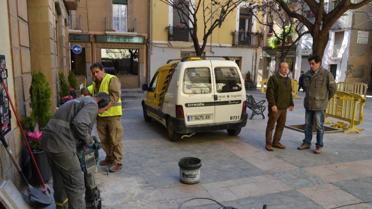 Les obres de millora de la plaça Farinera s'han iniciat aquest dimecres.