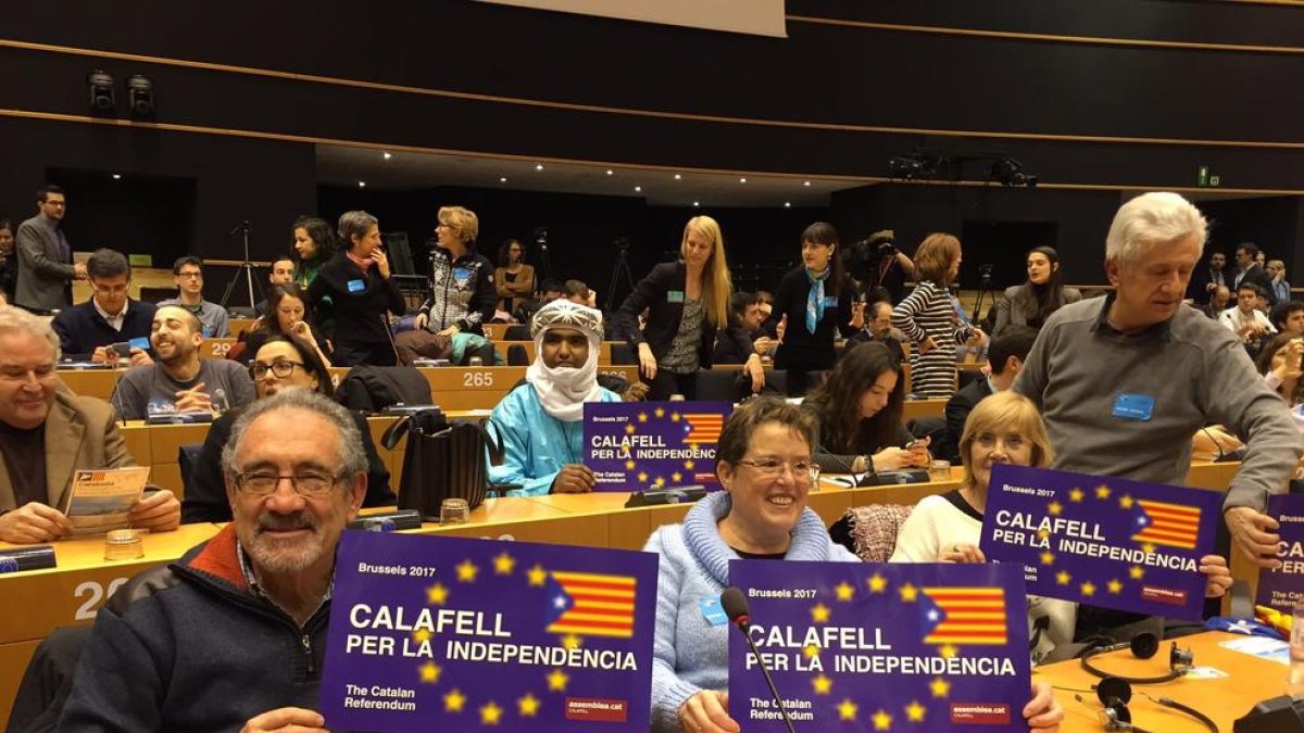 Imagen de los vecinos de la Calafell en la conferencia y que ha originado la polémica.