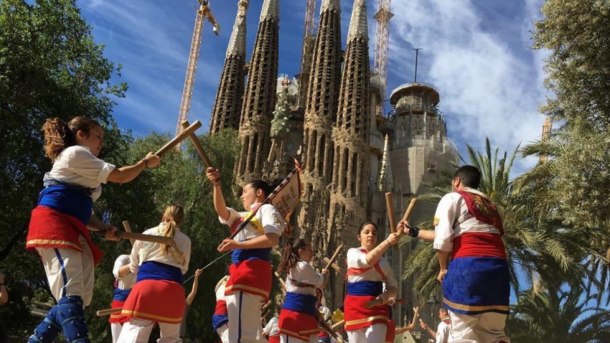 Los bastoners de l'Arboç registraron el spot en el Parc Gaudí de Barcelona, delante de la Sagrada Familia.