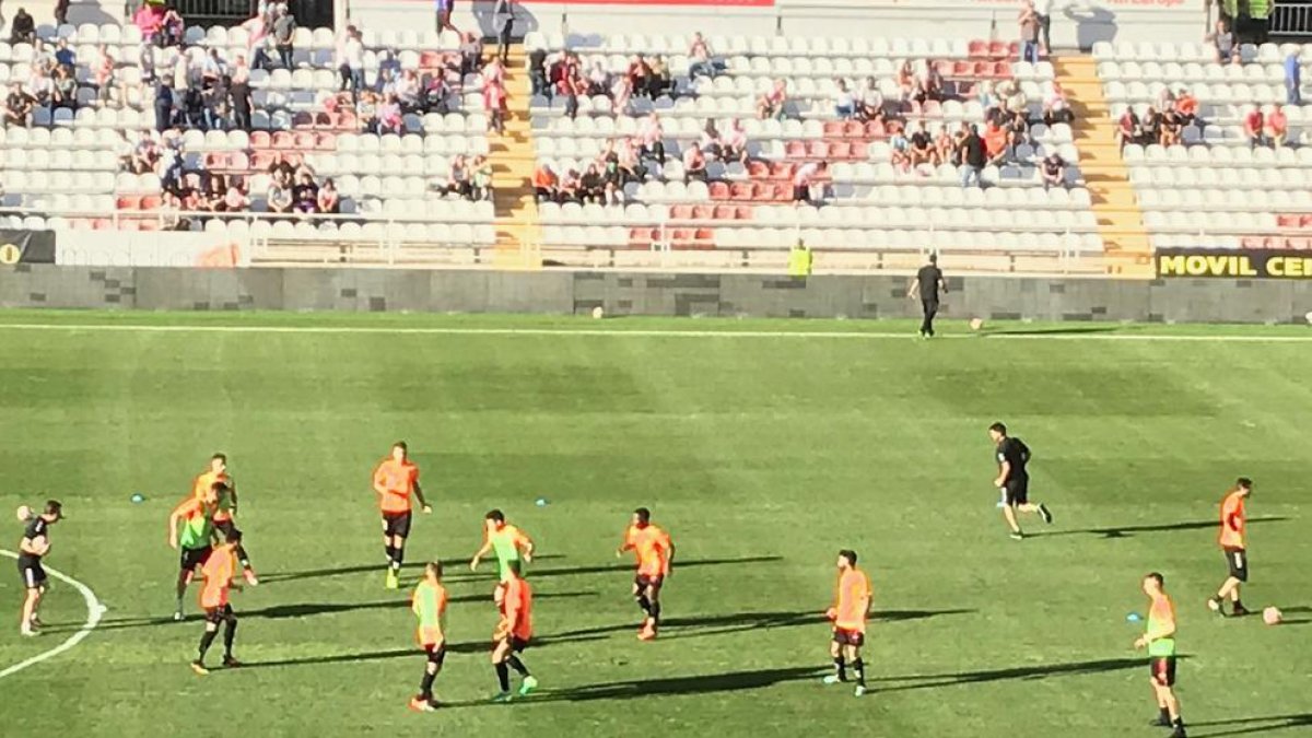 Los jugadores del Nàstic, calentando.