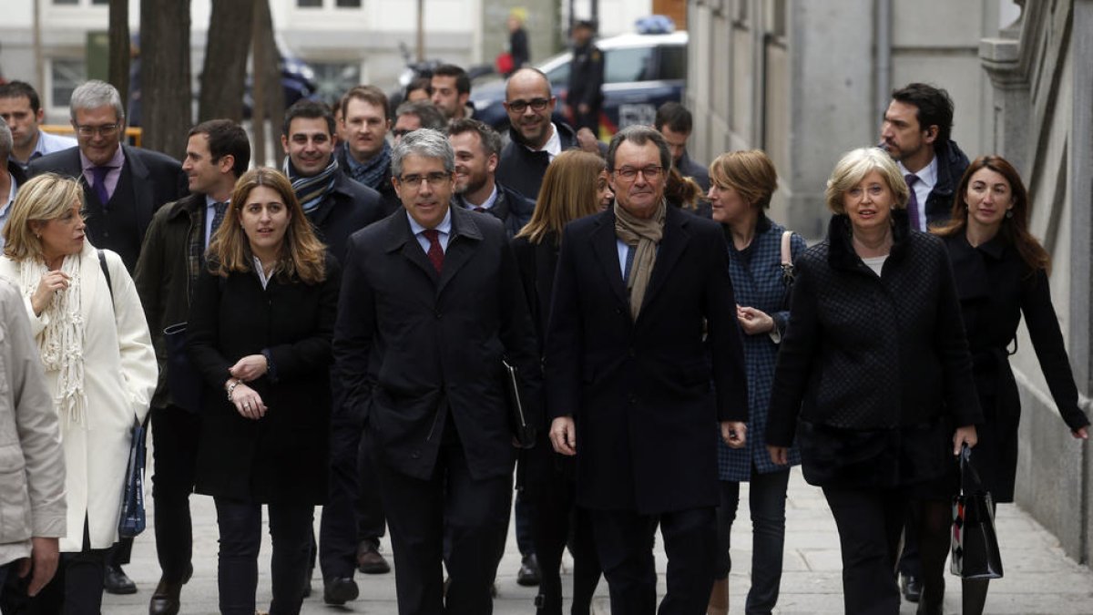 Francesc Homs y Artur Mas acompañados por la exconsellera d'Ensenyament Irene Rigau y de la exvicepresidenta Joana Ortega, también encausados por el 9-N, en una imagen de archivo.