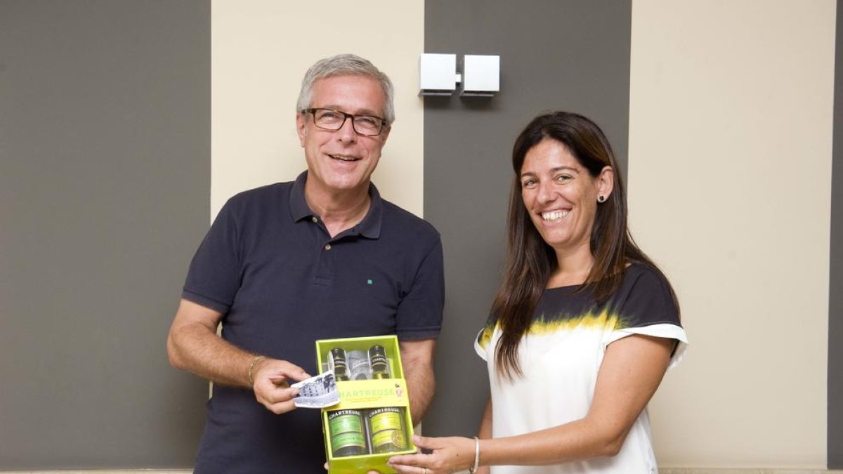 El alcalde Ballesteros presentando la botella de Charteuse.