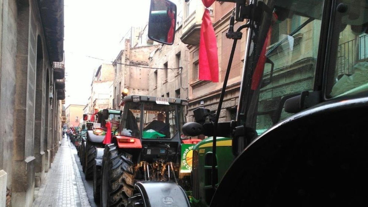 La columna de tractores en su paso por Valls.