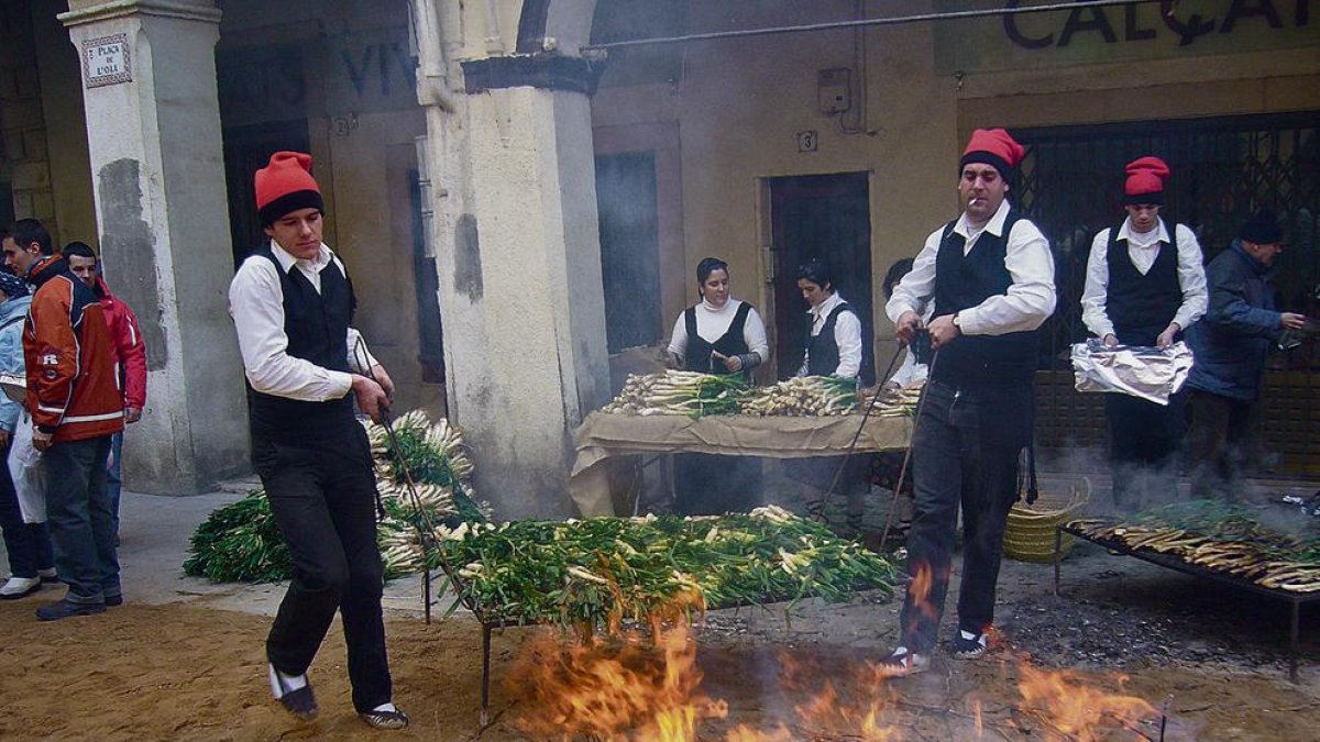 Demostración de cocer calçots en la plaza del Oli.