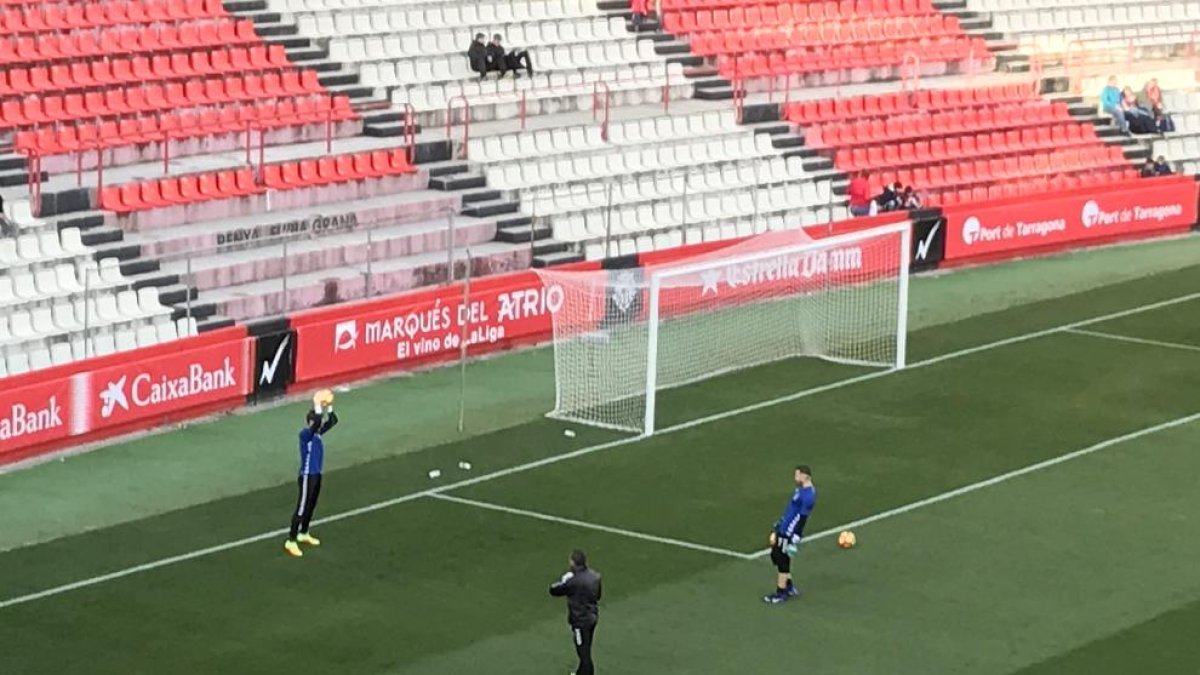 Los porteros del Nàstic, durante el calentamiento.