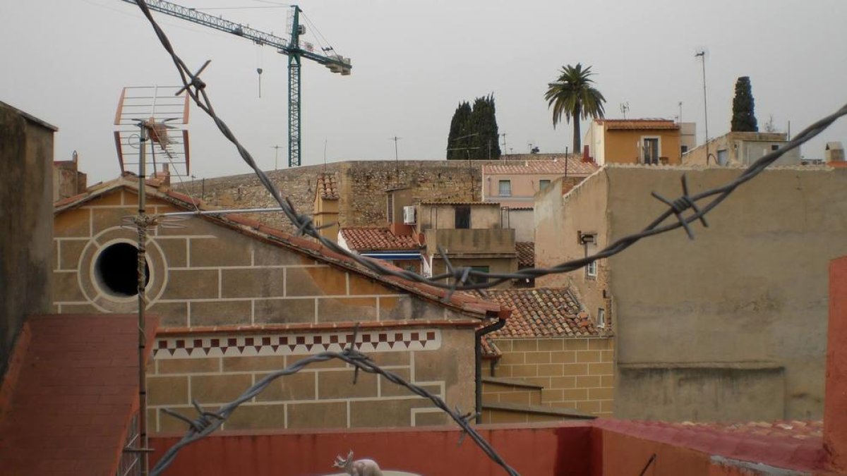 Algunos vecinos han decidido colocar alambres espinosos en los tejados por seguridad.