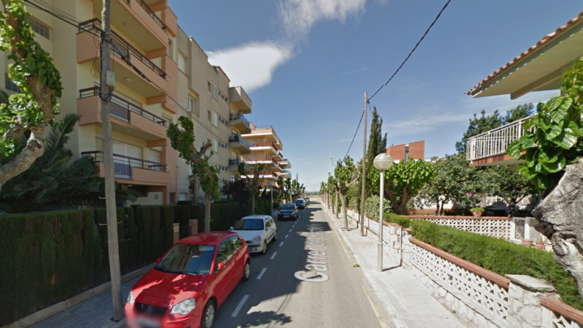 El joven se cayó cuando bajaba por la fachada de un edificio situado a la calle Cambrils de Salou.