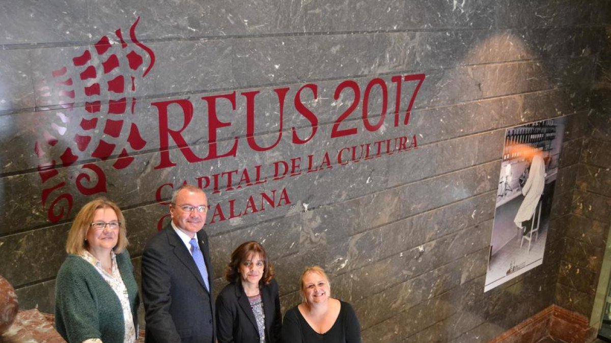 Imatge de l'alcalde de Reus, Carles Pellicer, la vicepresidenta de la CCMA, la regidora de Cultura i la comissària de la CCC Reus 2017